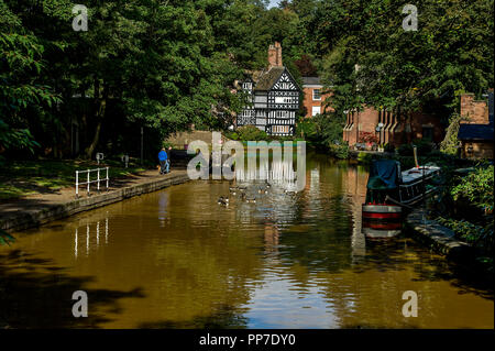 Bridgewater Canal, Worsley. 24th Sept 2018. UK Weather: Beautiful scenes around the Bridgewater Canal in Worsley, Greater Manchester as the start of Autumn brings out the wonderful golden colours of the season. Picture by Paul Heyes, Monday August 24, 2018. Credit: Paul Heyes/Alamy Live News Stock Photo