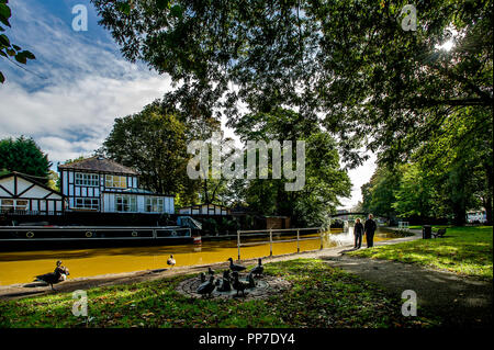 Bridgewater Canal, Worsley. 24th Sept 2018. UK Weather: Beautiful scenes around the Bridgewater Canal in Worsley, Greater Manchester as the start of Autumn brings out the wonderful golden colours of the season. Picture by Paul Heyes, Monday August 24, 2018. Credit: Paul Heyes/Alamy Live News Stock Photo