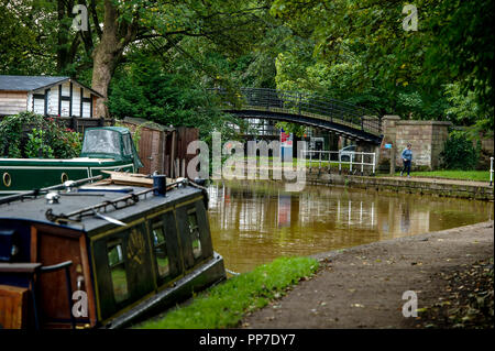 Bridgewater Canal, Worsley. 24th Sept 2018. UK Weather: Beautiful scenes around the Bridgewater Canal in Worsley, Greater Manchester as the start of Autumn brings out the wonderful golden colours of the season. Picture by Paul Heyes, Monday August 24, 2018. Credit: Paul Heyes/Alamy Live News Stock Photo