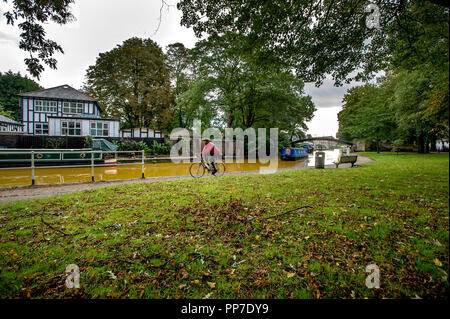 Bridgewater Canal, Worsley. 24th Sept 2018. UK Weather: Beautiful scenes around the Bridgewater Canal in Worsley, Greater Manchester as the start of Autumn brings out the wonderful golden colours of the season. Picture by Paul Heyes, Monday August 24, 2018. Credit: Paul Heyes/Alamy Live News Stock Photo