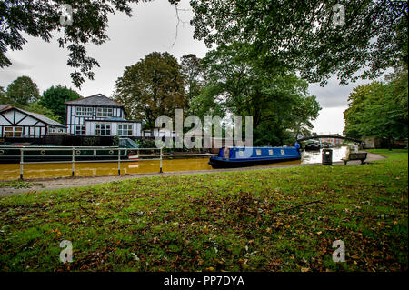 Bridgewater Canal, Worsley. 24th Sept 2018. UK Weather: Beautiful scenes around the Bridgewater Canal in Worsley, Greater Manchester as the start of Autumn brings out the wonderful golden colours of the season. Picture by Paul Heyes, Monday August 24, 2018. Credit: Paul Heyes/Alamy Live News Stock Photo