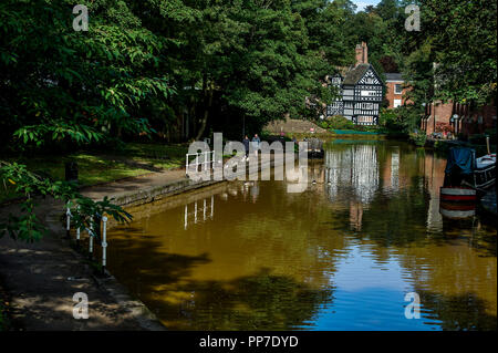 Bridgewater Canal, Worsley. 24th Sept 2018. UK Weather: Beautiful scenes around the Bridgewater Canal in Worsley, Greater Manchester as the start of Autumn brings out the wonderful golden colours of the season. Picture by Paul Heyes, Monday August 24, 2018. Credit: Paul Heyes/Alamy Live News Stock Photo