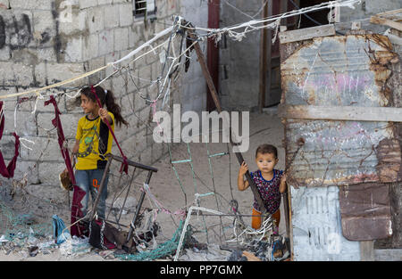 Gaza City, The Gaza Strip, Palestine. 23rd Sep, 2018. Palestinian children play in the Khan Yunis refugee camp in the southern Gaza Strip during a general strike of all UNRWA educational and health institutions in the Gaza Strip in protest against the recent decisions taken by the Agency's administration towards staff. Credit: Mahmoud Issa/SOPA Images/ZUMA Wire/Alamy Live News Stock Photo