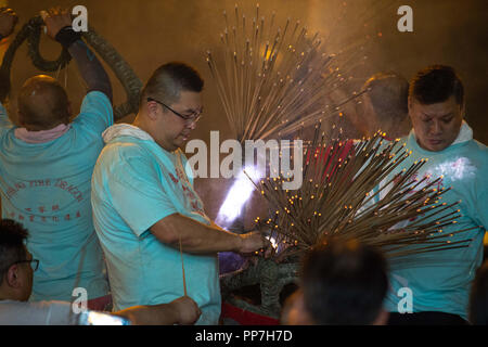 Hong Kong, Hong Kong, China. 24th Sep, 2018. The annual Tai Hang Fire Dragon Dance welcomes in this years mid-autumn festival.The century old festival, now listed as one of Hong Kong's intangible cultural experiences, sees a 67-metre-long dragon, containing over 70,000 incense sticks carried by performers through the narrow streets. Drummers and other performers to entertain the crowds while the fire dragon scares off evil spirits. Credit: Jayne Russell/ZUMA Wire/Alamy Live News Stock Photo