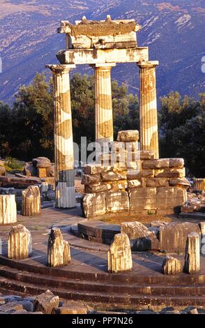 Santuario de Apolo en las laderas del monte Parnaso. Delfos. Sterea Ellada.Grecia. Stock Photo