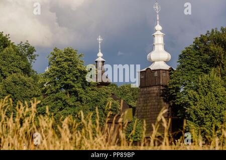 iglesia de San Miguel Arcángel, Brunary, siglo XVII.  Patrimonio de la humanidad,construida integramente con madera, , voivodato de la Pequeña Polonia, Cárpatos,  Polonia, europe. Stock Photo