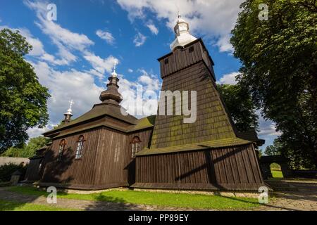 iglesia de San Miguel Arcángel, Brunary, siglo XVII.  Patrimonio de la humanidad,construida integramente con madera, , voivodato de la Pequeña Polonia, Cárpatos,  Polonia, europe. Stock Photo