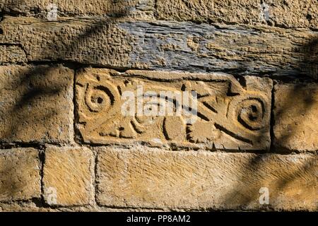 relieves en el muro, iglesia de Sant Felix de Vilac , Vilac , municipio de Vielha e Mijaran , Valle de Aran, cordillera de los Pirineos, Spain, europe. Stock Photo