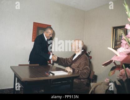 ARIAS NAVARRO , CARLOS. POLITICO ESPAÑOL . MADRID 1908 - 1989. DESPACHANDO CON EL GENERAL FRANCISCO FRANCO EN EL HOSPITAL . AÑO 1975. Stock Photo