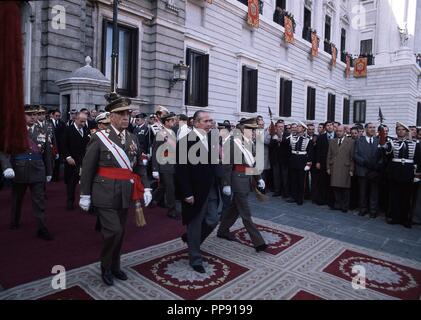 ARIAS NAVARRO , CARLOS. POLITICO ESPAÑOL . MADRID 1908 - 1989. SALIENDO DEL PALACIO REAL DE MADRID , NOVIEMBRE DE 1975 , JUNTO AL MARQUES DE MONDEJAR Y COLOMA GALLEGO, MINISTRO DEL EJERCITO. Stock Photo