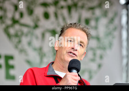 Chris Packham - TV wildlife presenter - in Hyde Park before the People's Walk for Wildlife, London, 22nd Sept 2018 Stock Photo