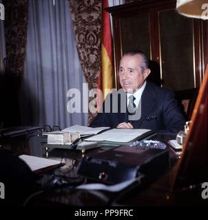 ARIAS NAVARRO, CARLOS . . POLITICO ESPAÑOL .PRESIDENTE DEL GOBIERNO.. MADRID 1908 - 1989. . FOTO EN SU DESPACHO. . SFGP / © KORPA. Stock Photo