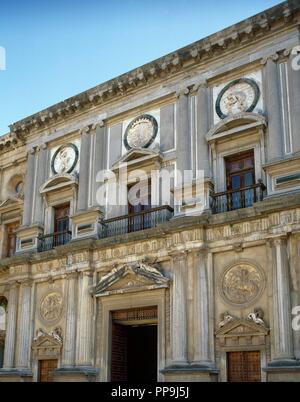 PALACIO DE CARLOS V. Construido en el siglo XVI por Pedro Machuca (Toledo,1490-Granada,1550), como residencia del emperador. Detalle de la fachada. GRANADA. Andalucía. España. Stock Photo