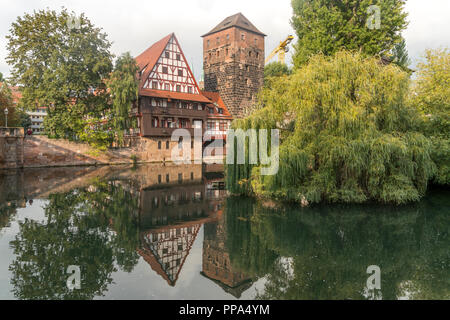 Fachwerkhaus Weinstadel und Wasserturm an der Pegnitz, Nürnberg, Bayern, Deutschland  |   half-timbered Weinstadel and water tower Wasserturm, Nurembe Stock Photo