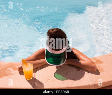 Europa Spanien Norden Canyamel Mittelmeer Morgens am Pool Stock Photo
