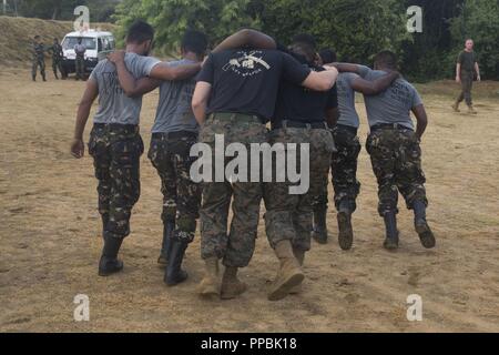 Sri Lanka – U.S. Marines and Sailors with the 13th Marine Expeditionary Unit (MEU) conduct physical training with Sri Lanka Navy Marines while on a regularly scheduled deployment of the Essex Amphibious Ready Group (ARG) and 13th MEU, August 25, 2018. The San Antonio-class amphibious transport dock USS Anchorage (LPD 23) and the embarked Marines of the 13th MEU conducted a theater security cooperation exercise with the Sri Lankan Navy and Navy Marines.  Part of a growing U.S.-Sri Lanka naval partnership, the exercise was also an opportunity for U.S. Seventh Fleet to explore local logistics sup Stock Photo