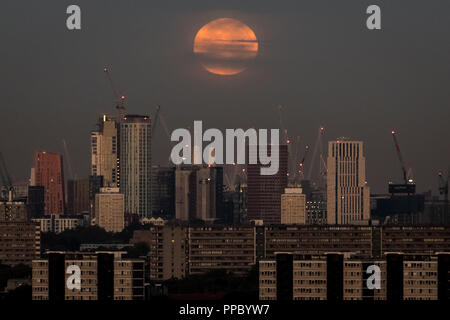 London, UK. 25th September, 2018. Harvest moon sets early this morning over the city. Credit: Guy Corbishley/Alamy Live News Stock Photo