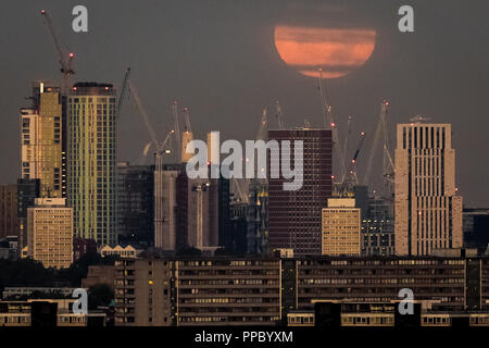 London, UK. 25th September, 2018. Harvest moon sets early this morning over the city. Credit: Guy Corbishley/Alamy Live News Stock Photo