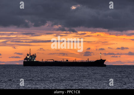 Fountainstown, Cork, Ireland. 25th September, 2018. Oil tanker Thun Gemini lies at anchor as dawn light breaks off Fountainstown, Co. Cork, Ireland. Credit: David Creedon/Alamy Live News Stock Photo