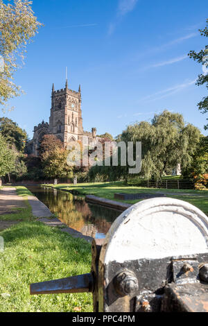 Kidderminster, UK. 25th September, 2018. UK weather: after an unseasonably cold evening and chilly start, the folk of Kidderminster welcome the glorious autumn sunshine which is set to last for the remainder of the day. Credit: Lee Hudson/Alamy Live News Stock Photo