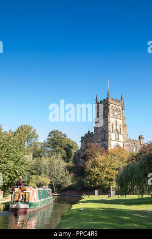 Kidderminster, UK. 25th September, 2018. UK weather: after an unseasonably cold evening and chilly start, the folk of Kidderminster welcome the glorious autumn sunshine which is set to last for the remainder of the day. Credit: Lee Hudson/Alamy Live News Stock Photo