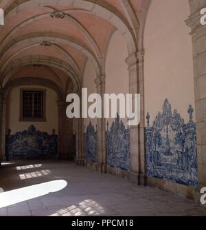 GALERIA DEL CLAUSTRO DEL MONASTERIO DE SAN VICENTE DA FORA CON AZULEJOS DEL SIGLO XVIII. Location: IGLESIA DE SAN VICENTE DA FORA. LISBOA. PORTUGAL. Stock Photo