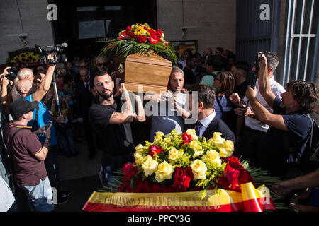 Roma, Italy. 24th Sep, 2018. The Boys of the South Curve of the Olympic Stadium in Rome greeted for the last time Giorgio Rossi, historic masseur of AS Roma from 1957 until 2012, who died in the night between Saturday and Sunday at the age of 87 Credit: Matteo Nardone/Pacific Press/Alamy Live News Stock Photo