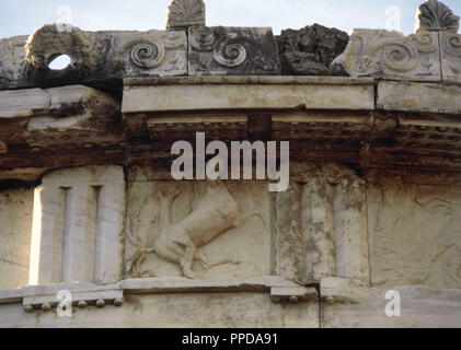 ARTE GRIEGO. GRECIA. Detalle de una METOPA con la REPRESENTACION DE UN CABALLO, del THOLOS del Santuario de Atenea Pronaia, obra de Theodoros de Phocea. Data del siglo IV a. C., aproximadamente. DELPHOS. Stock Photo