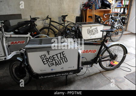 An electric cargo bike of the type 'Bullitt' in the premises of the courier company 'Rapid' in the Volkartstrasse in Neuhausen. Stock Photo