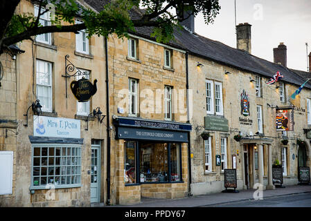 English Tea House, Cheese Shop and Redesdale Arms Hotel whose coat of arms includes 'God Careth For Us', in the Cotswold village of Moreton-in-Marsh. Stock Photo