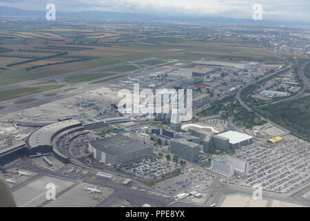 Flughafen Wien Schwechat, Luftaufnahme - Airport Vienna Schwechat, Aerial View Stock Photo