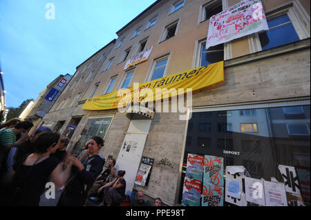 Activists occupy for a short period the vacant building at Goethestrasse 30, that previously housed 'Cafe Gap' and 'Import Export'. From the windows hang banners reading 'The desire for new spaces make one's weight felt'. Stock Photo