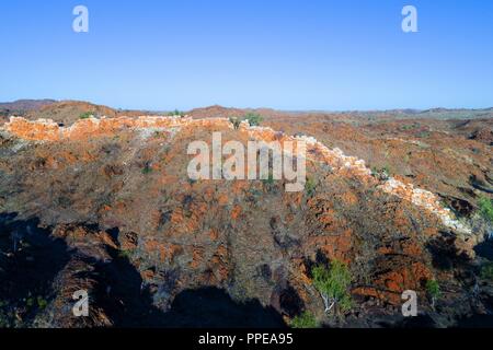 Aerial view of the China Wall, a sub vertical quartz vein protruding from the ground, Halls Creek, Kimberley,Northwest Australia | usage worldwide Stock Photo