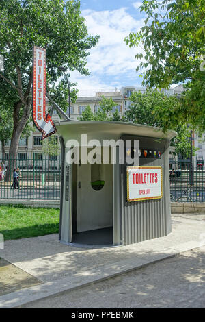 Öffentliche Toilette (Sanisette) in Paris - Public Toilet in Paris (Sanisette) Stock Photo