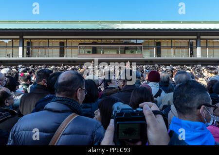 Japan: Crowds waiting in front of the Tokyo Imperial Palace for the last birthday speech of Japan's Emperor Akihito. Photo from 23. December 2017. | usage worldwide Stock Photo