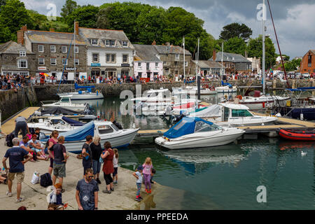 Holidaymakers by the harbour at Padstow, Cornwall Stock Photo