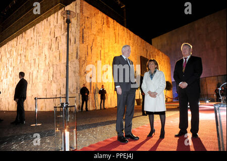 From left to right: Bavarian Prime Minister Horst Seehofer (CSU), Charlotte Knobloch, President of the Jewish Community of Israel, and Mayor Dieter Reiter (SPD), at the celebration of the 10th anniversary of the Ohel Jakob Synagogue on the St. Jakobs- Platz. Stock Photo