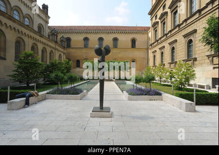 The Kabinettsgarten (Cabinet Garden) of the Residenz in Munich. In the center the sculpture 'Flora III' by the artist Hans Koenig. Stock Photo