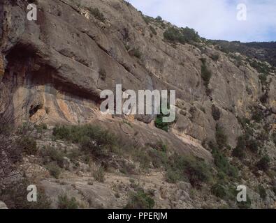 ROCA CON GALERIAS. Location: ACUEDUCTO ROMANO DE PEÑA CORTADA. Chelva. Valencia. SPAIN. Stock Photo