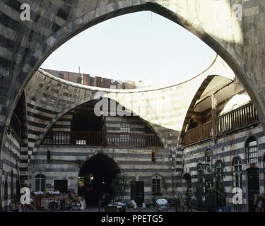 Syria. Damascus. Khan As'ad Pasha, old caravanserai built 1751. Ottoman style. Interior. Near  East. Photo before Syrian civil war. Stock Photo