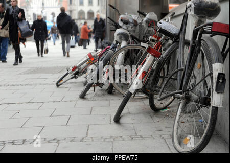 Parked bicycles in the pedestrian zone (Neuhauser Strasse / Kaufingerstrasse) in the center of Munich. Stock Photo