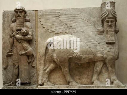 ARTE MESOPOTAMICO. ASIRIO. Relieves del Palacio de Sargon II. De izquierda a derecha: El héroe GILGAMESH, con un león en brazos, y TORO GUARDIAN ANDROCEFALO. Dur Sharrukin, antigua Asiria (Actual Khorsabad en Irak). 713-716 a. C. Siglo VIII a. C. Museo del Louvre. París. Francia. Stock Photo