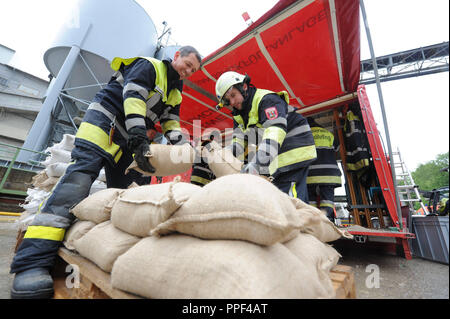Flood 2013: the sandbag filling machine of the Fire Department Planegg / Graefelfing is filled at Kieswerk Glueck in Graefelfing. Stock Photo