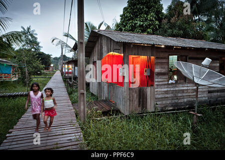 Everyday life in the remote settlement Vila Progresso on the shore of a tributary of the Amazon in Brazil. Stock Photo