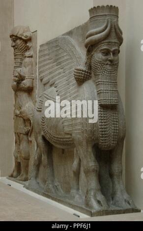 ARTE MESOPOTAMICO. ASIRIO. Relieves del Palacio de Sargon II: TORO GUARDIAN ANDROCEFALO Y Gilhamesh. Palacio de Sargon II. Dur Sharrukin, antigua Asiria (Actual Khorsabad en Irak). 713-716 a. C. Siglo VIII a. C. Museo del Louvre. París. Francia. Stock Photo