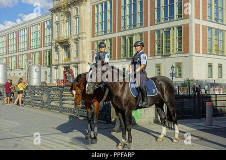 Berlin, zwei Polizistinnen auf Pferden - Berlin, two Police Women riding Horses Stock Photo
