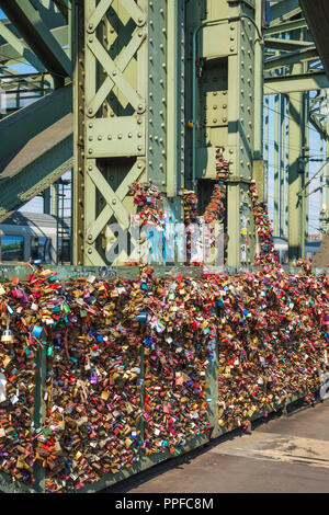Köln, Liebesschlösser auf der Hohenzollernbrücke über den Rhein - Cologne, Love Locks at the Hohenzollern Bridge Stock Photo