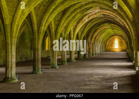 Rundgang durch Fountains Abbey Stock Photo