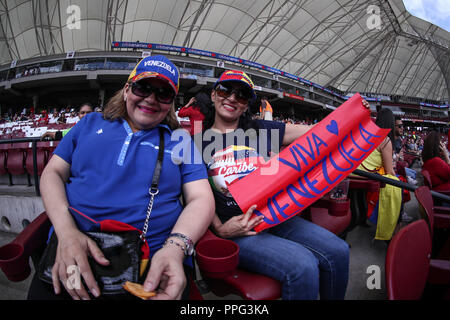 Aficionados de Venezuela apoyando a su equipo , durante partido semifinal de la Serie del Caribe en el nuevo Estadio de los Tomateros en Culiacan, Me Stock Photo