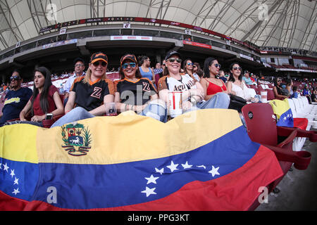Aficionados de Venezuela apoyando a su equipo , durante partido semifinal de la Serie del Caribe en el nuevo Estadio de  los Tomateros en Culiacan, Me Stock Photo